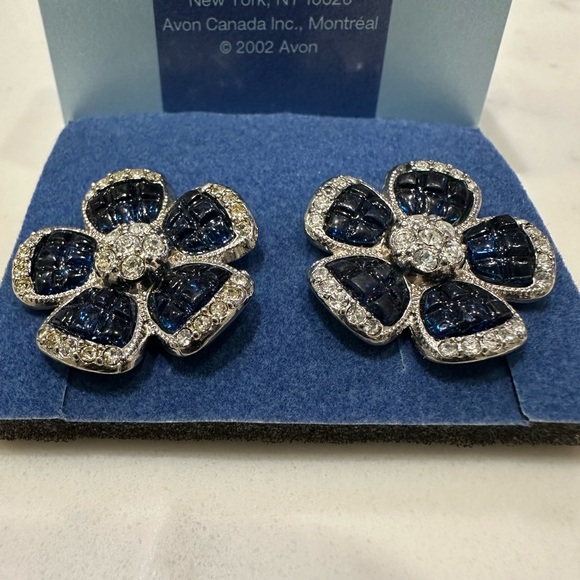 SAPPHIRE AND CLEAR COLOR SPARKLE FLOWER EARRINGS-pierced - Picture 9 of 12